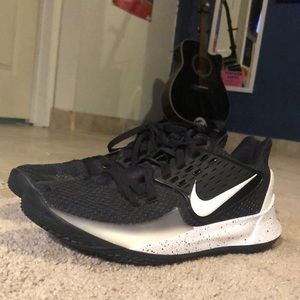 Kyrie 7s Black and white